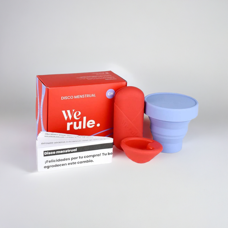 Kit mi primer disco de we rule y su contenido, un disco menstrual, su estuche, vaso esterilizador e instructivo