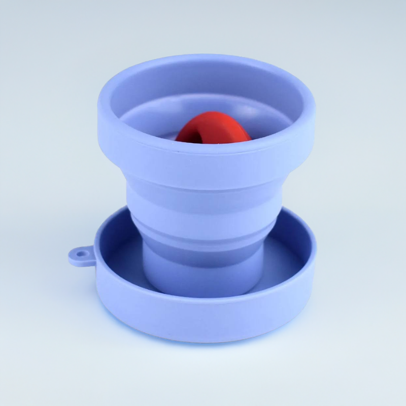 Vaso esterilizador we rule con el disco menstrual dentro