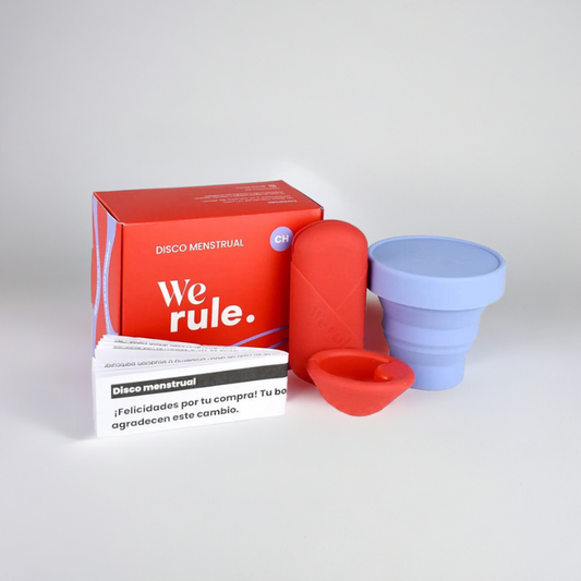 Kit mi primer disco de we rule y su contenido, un disco menstrual, su estuche, vaso esterilizador e instructivo
